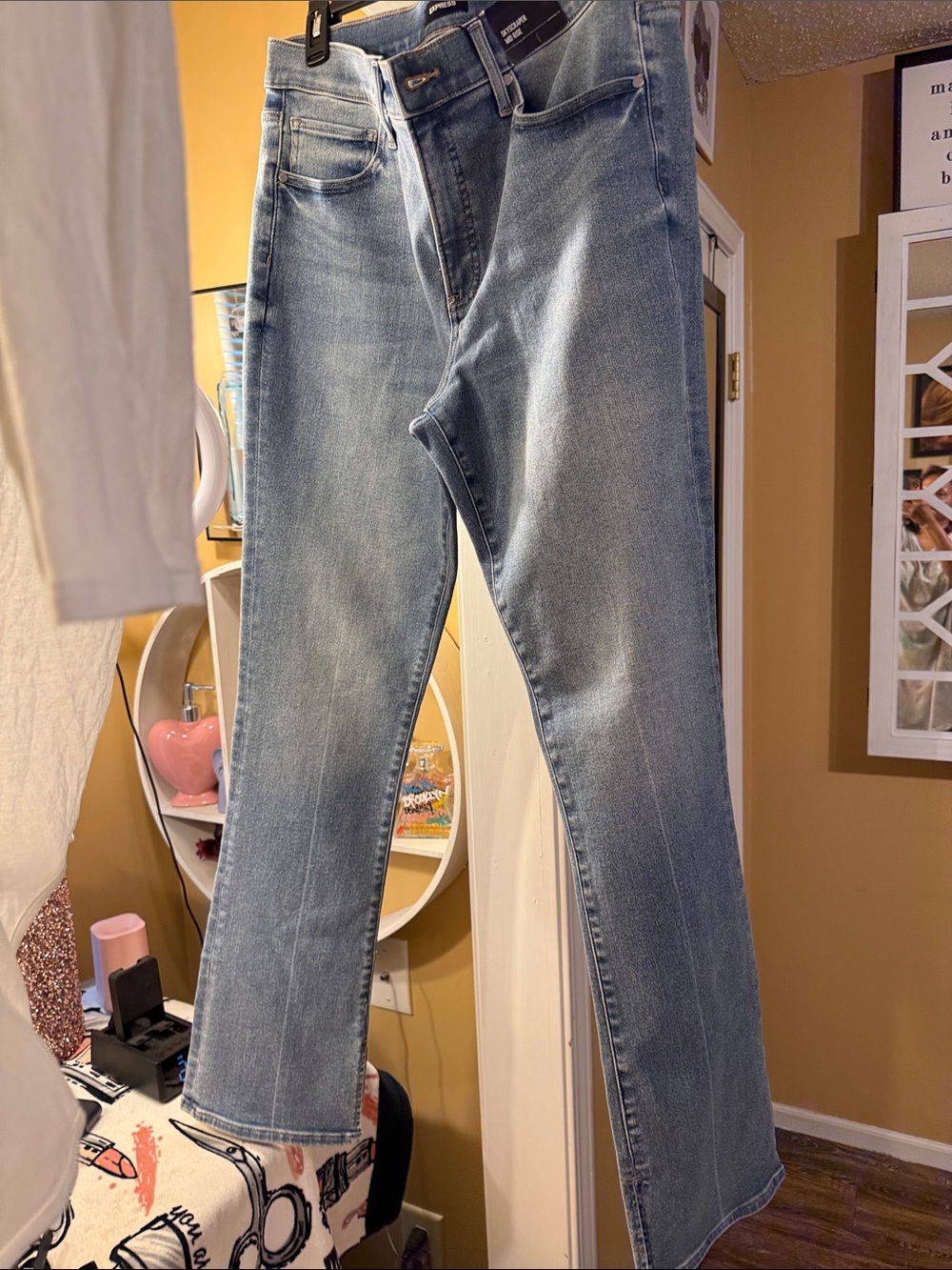 BNWT Express Women Light Wash Flare Jeans wt 2 white v neck tee large.